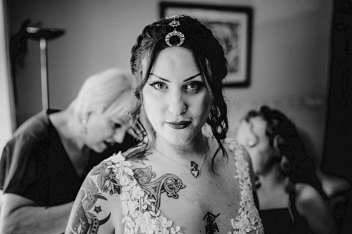 La novia en los preparativos de su boda mientras sus familiares le ayudan a vestirse en Rentería