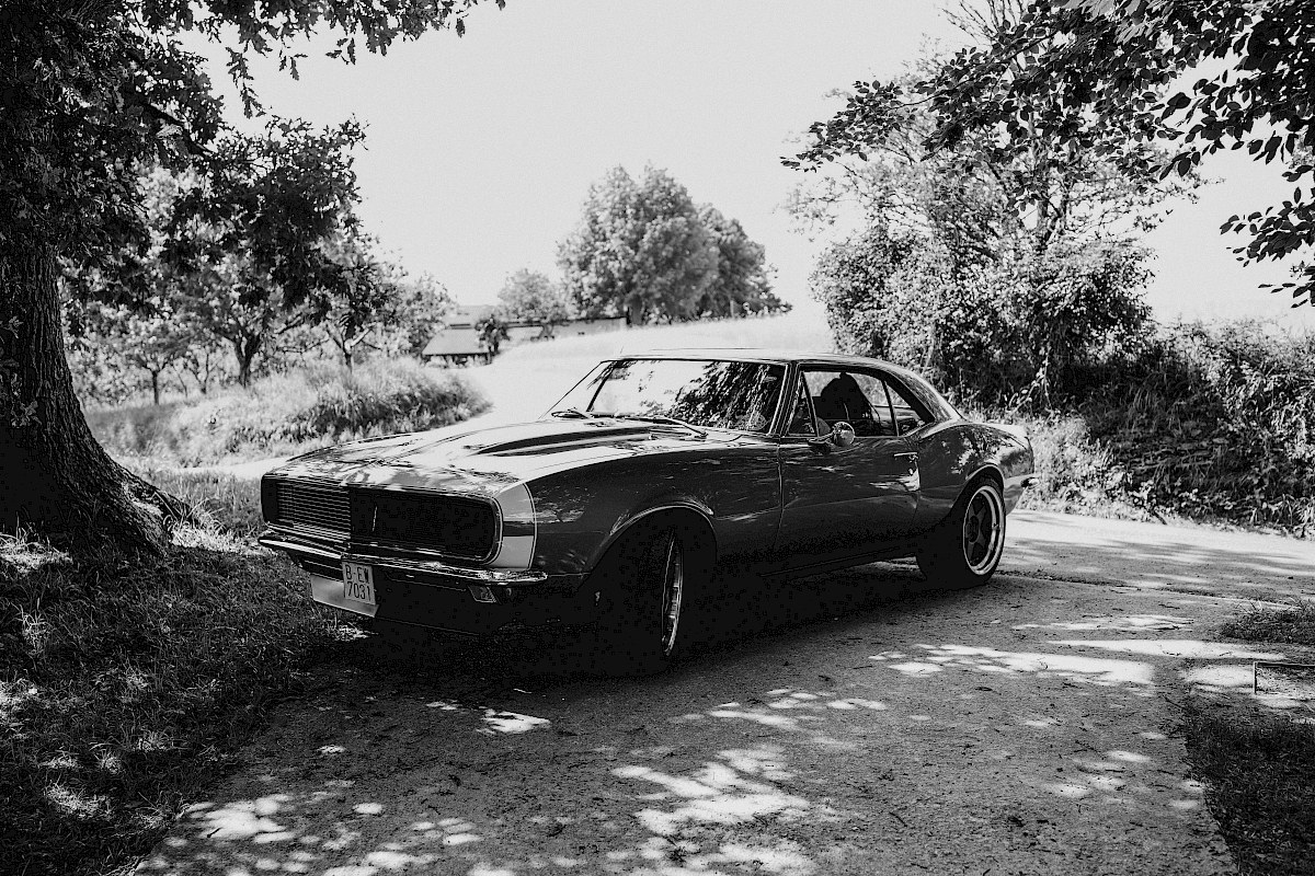 El coche de los novios en el paseo fotográfico de su boda en Astigarraga