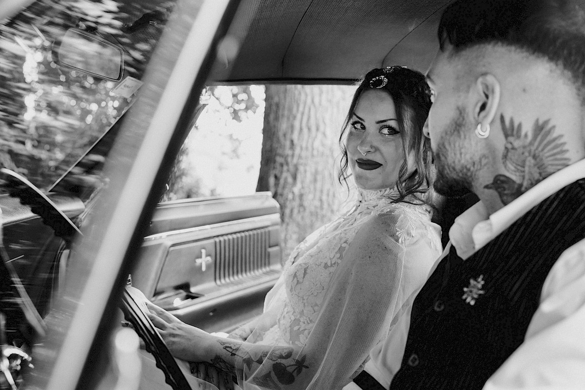 Los novios en el coche de boda en Astigarraga
