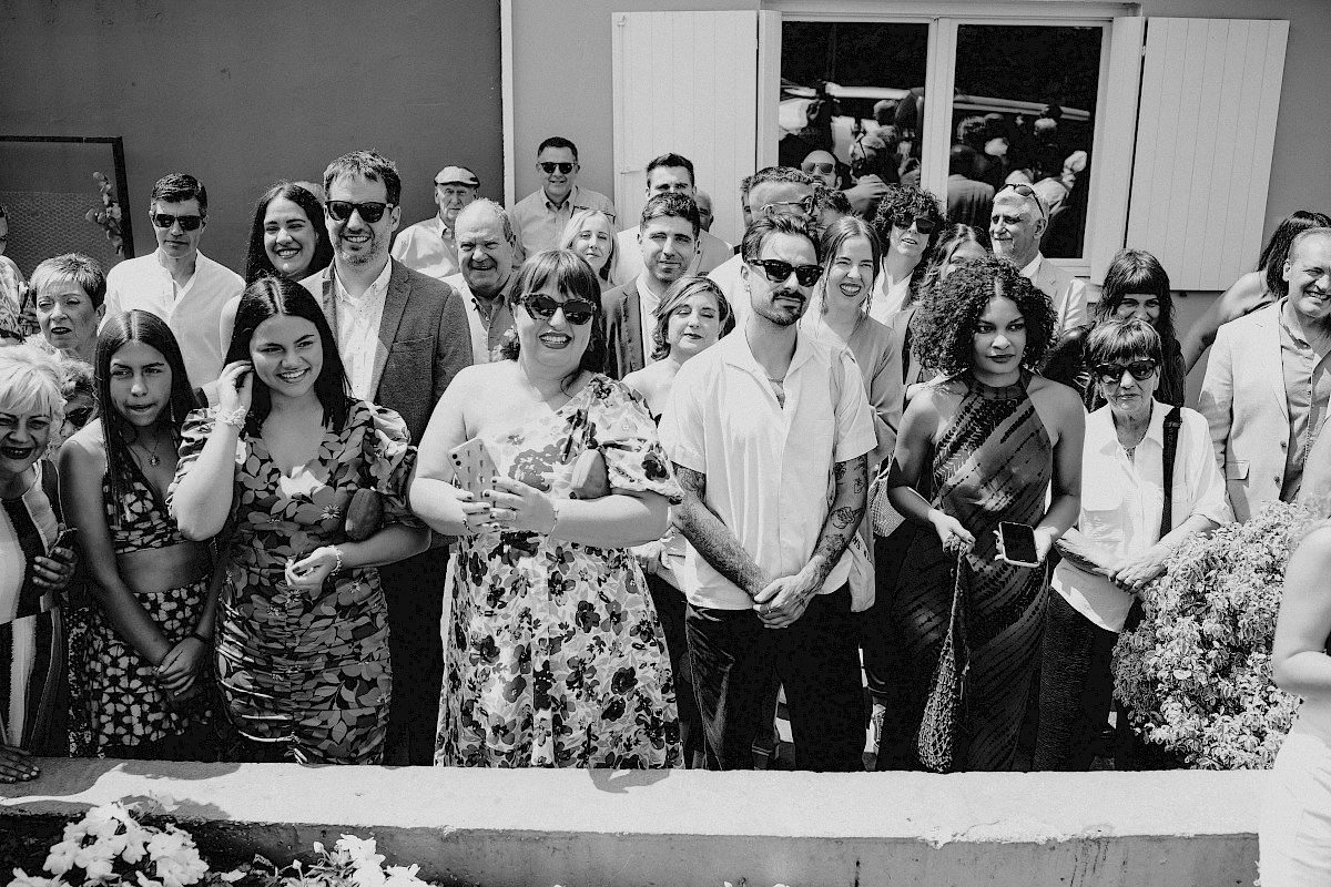 Invitados esperando la llegada de los novios en Sansonategi, Astigarraga.