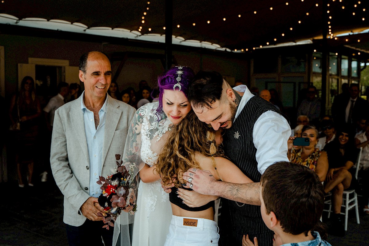 Los novios abrazando a su sobrina pequeña en la ceremonia de su boda en Sansonategi, Astigarraga.