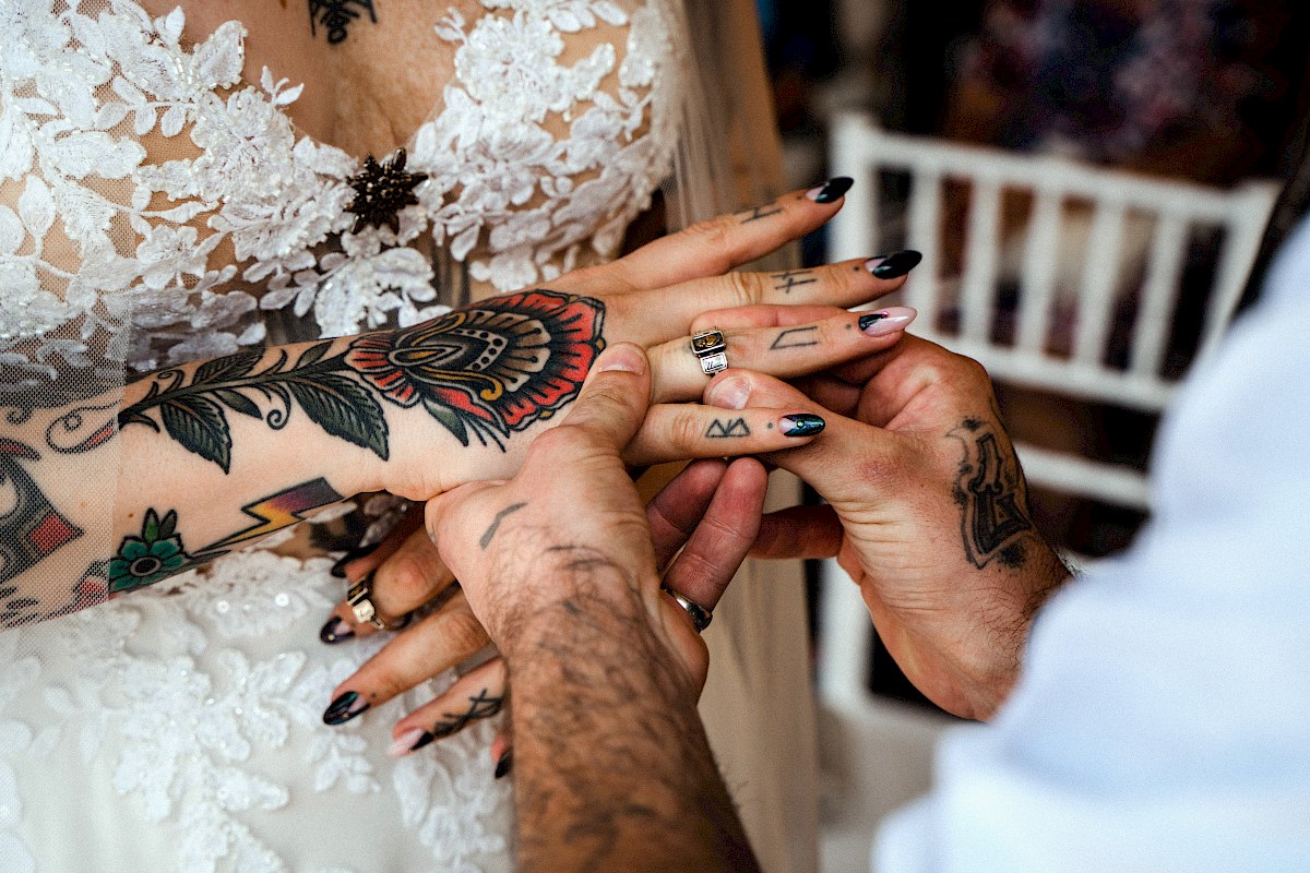 Los novios se ponen sus alianzas en la ceremonia de su boda en Astigarraga.