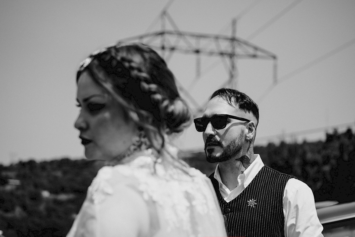 Novios tomando el aire despues del banquete el día de su boda en Astigarraga.