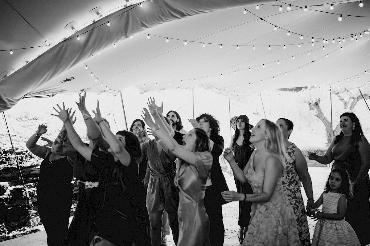 Invitadas cogen el ramo de la novia