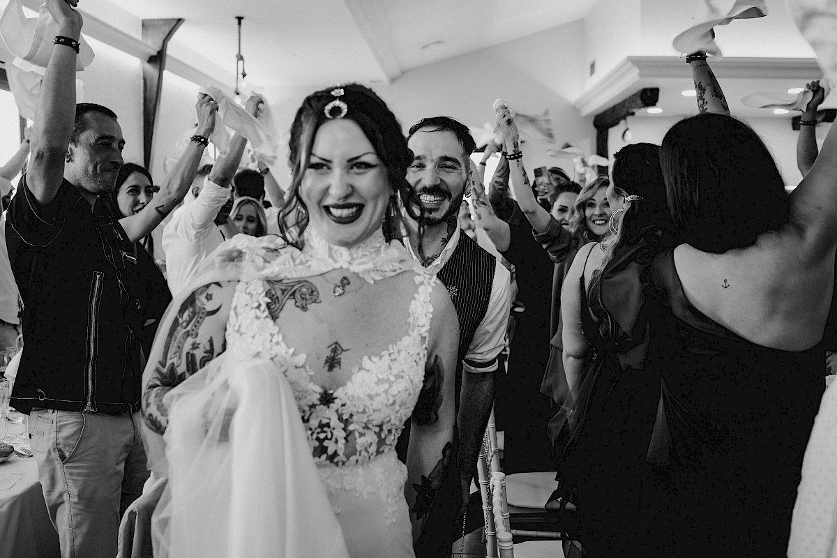 Novios en la entrada al banquete en Astigarraga.