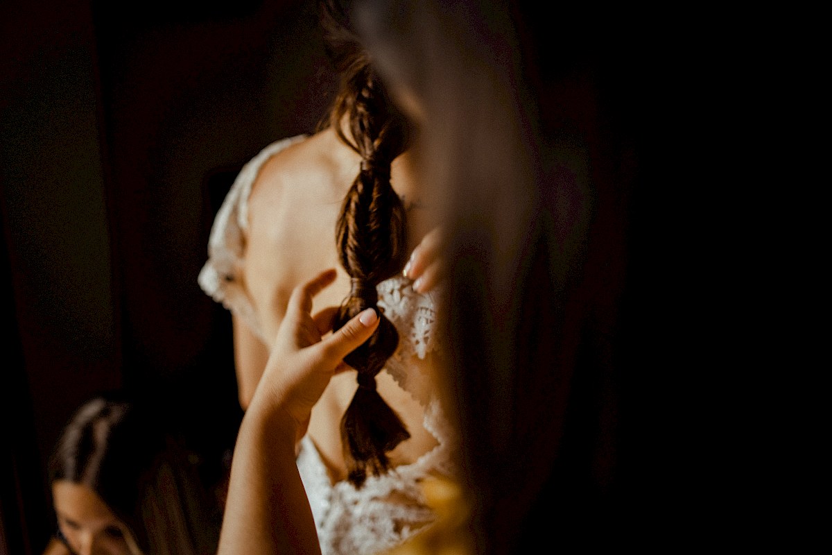 Novia vistiéndose con ayuda de las damas de honor en Andoain