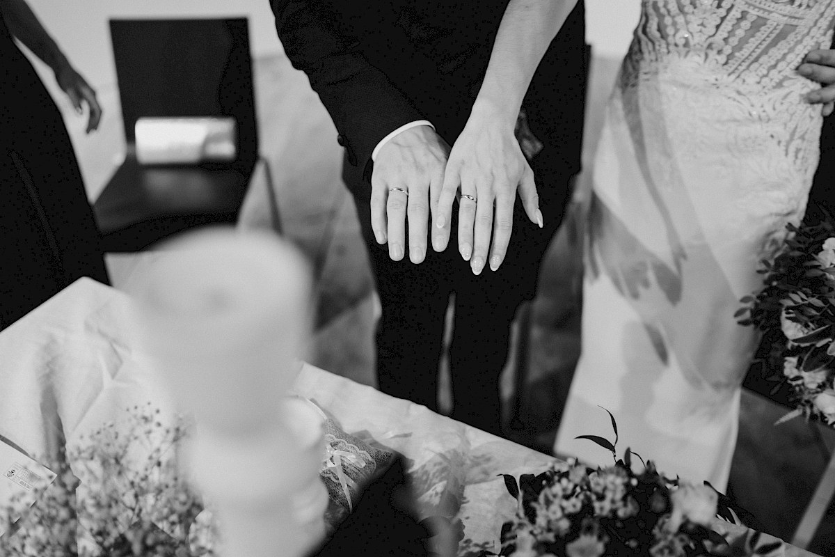 manos de los novios con las alianzas puestas en la ceremonia de su boda en Andoain