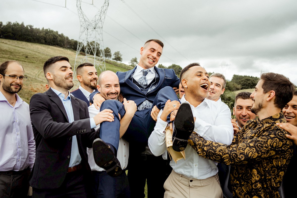 invitados mantean al novio en su boda en Andoain