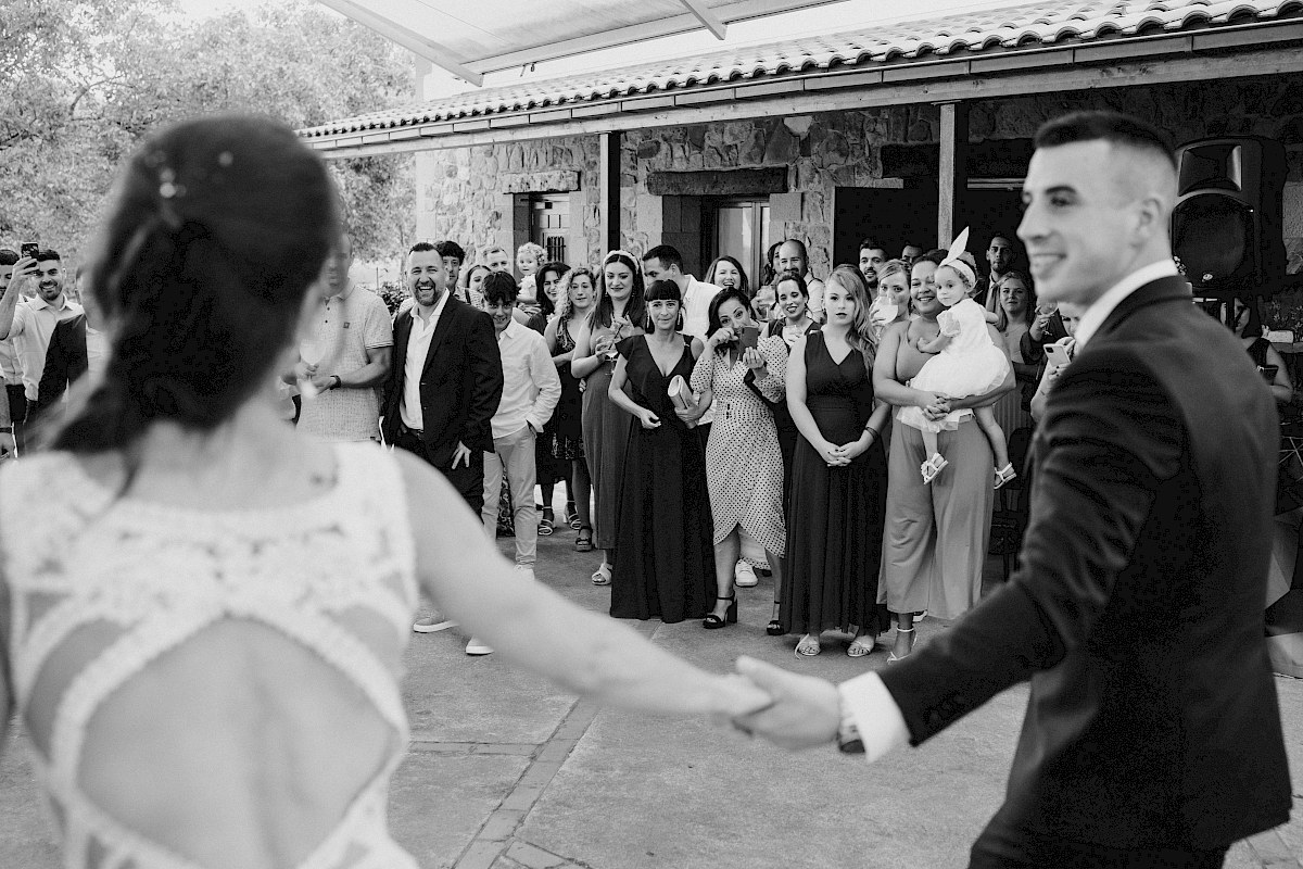 novios en el baile bajo la mirada de los invitados en su boda en Txertota Andoain
