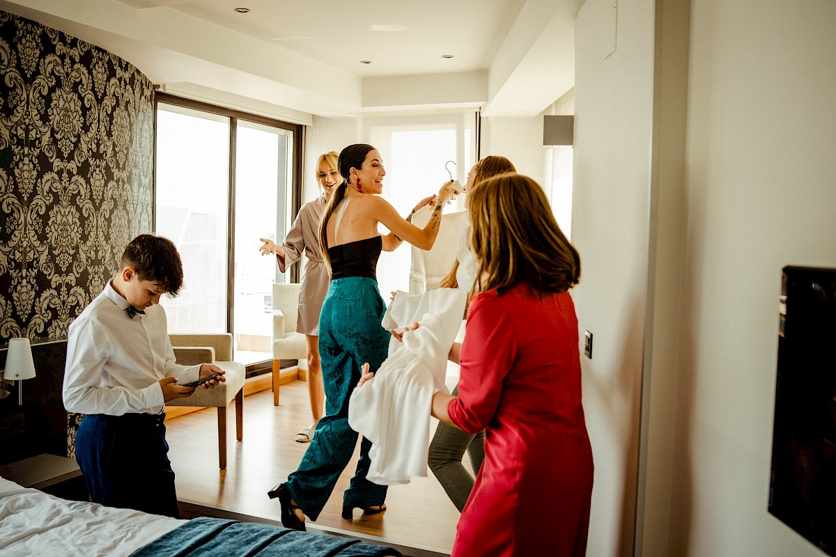 Las damas de honor llevan el vestido de novia a Rebeca en el hotel Codina de San Sebastian