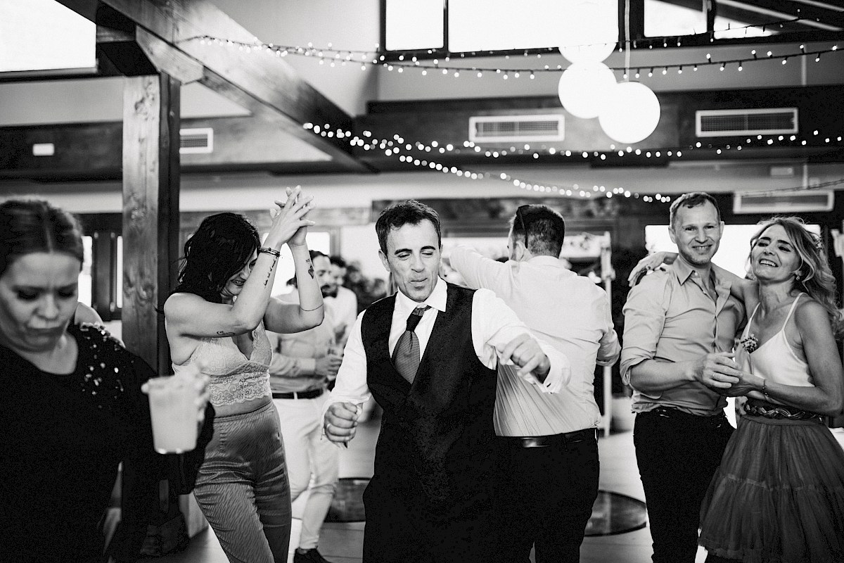El novio bailando durante la fiesta de su boda en Orio